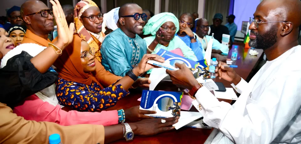 Dédicace du livre d’Abdoul Aziz Diagne (1) Dédicace du livre d’Abdoul Aziz Diagne (1)